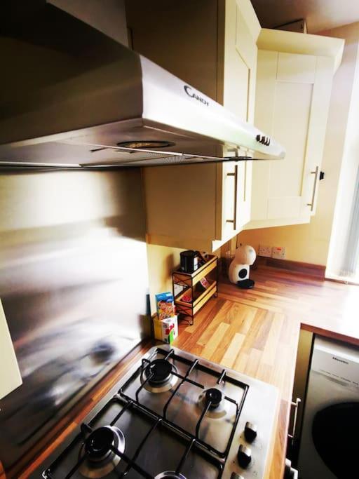 Entire 1 Bed Spacious Apartment, Private Balcony & Study Room Near City Whitehouse  Esterno foto