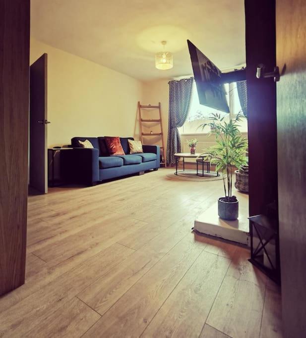Entire 1 Bed Spacious Apartment, Private Balcony & Study Room Near City Whitehouse  Esterno foto