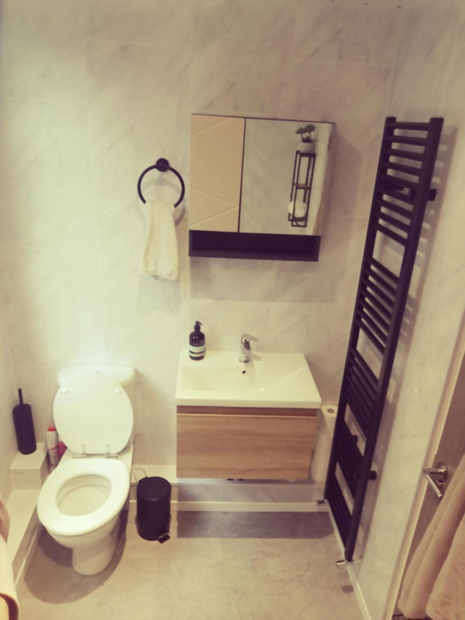 Entire 1 Bed Spacious Apartment, Private Balcony & Study Room Near City Whitehouse  Esterno foto